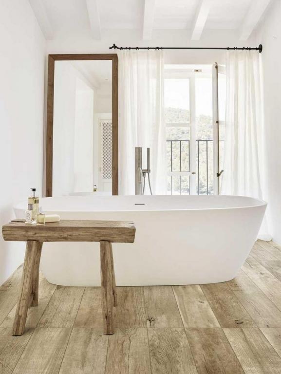 Une salle de bain en blanc et bois