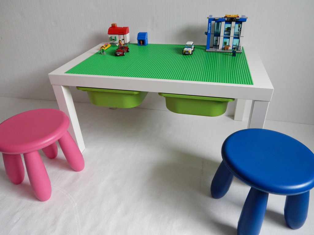 table pour jouer au lego