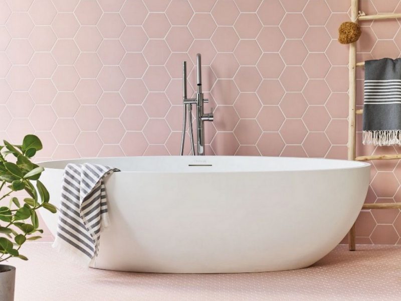 Osez le rose poudré dans la salle de bain