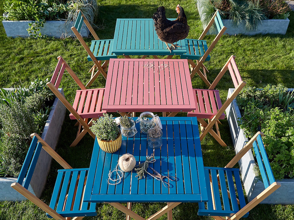 chaise table bois coloré jardin