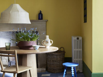 salle à manger avec mur jaune