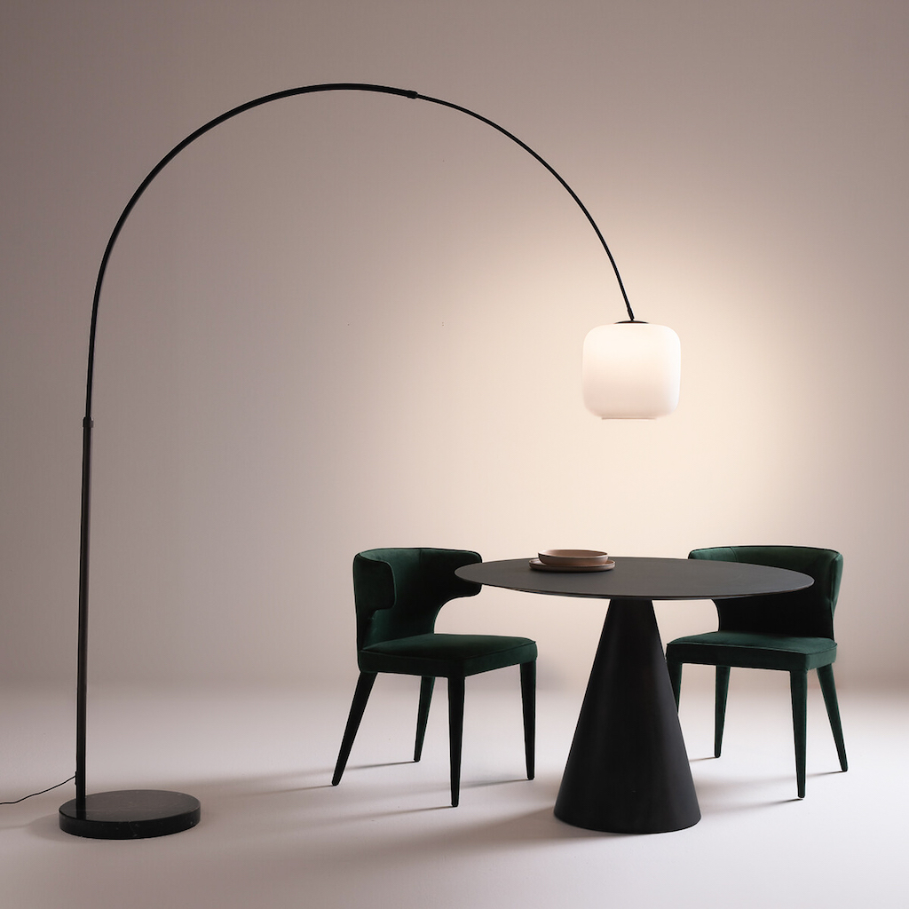 lampadaire arc en métal noir et opaline