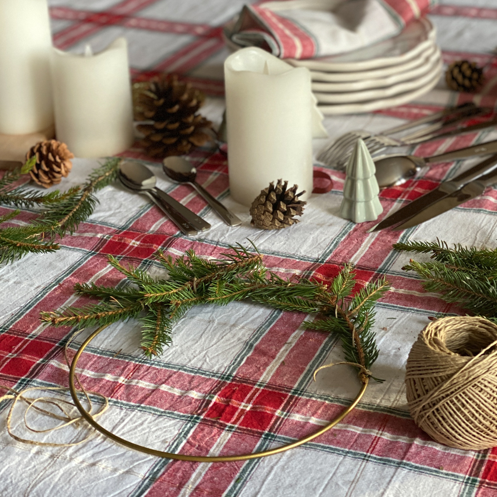 Les branches d'arbre de Noël de décoration avec la bougie ,bougies