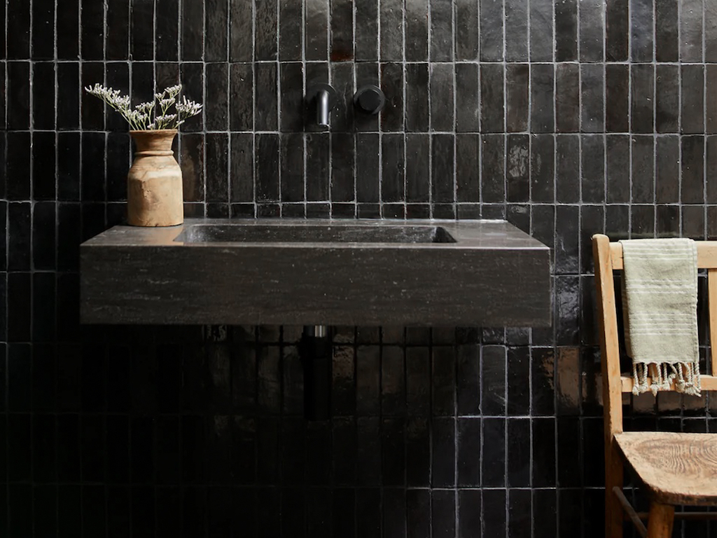 salle de bain carrelage noir