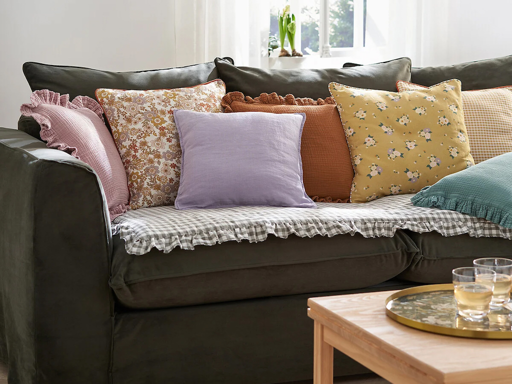 Les plus beaux coussins décoratifs pour habiller votre canapé