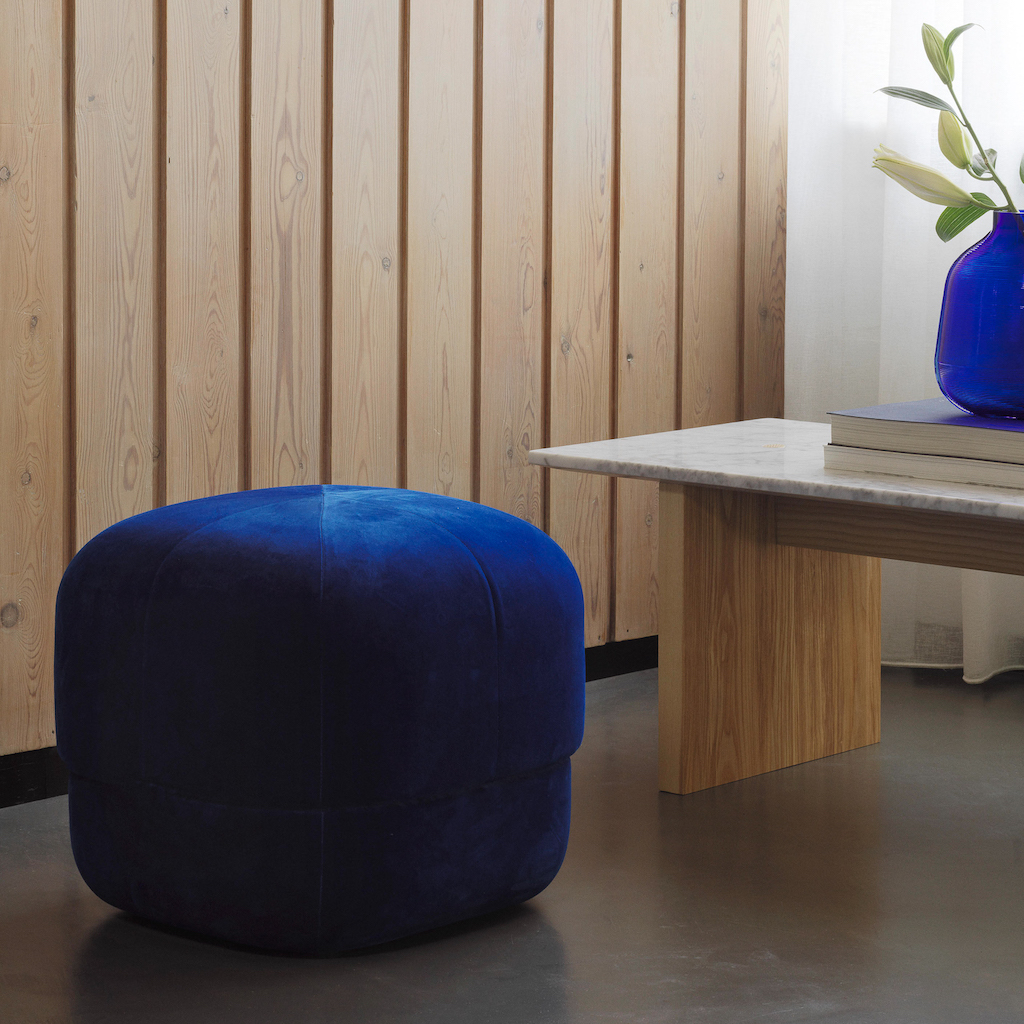 pouf en velours bleu klein