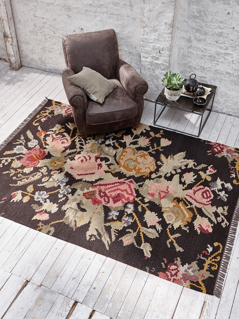 tapis fleuri fond noir