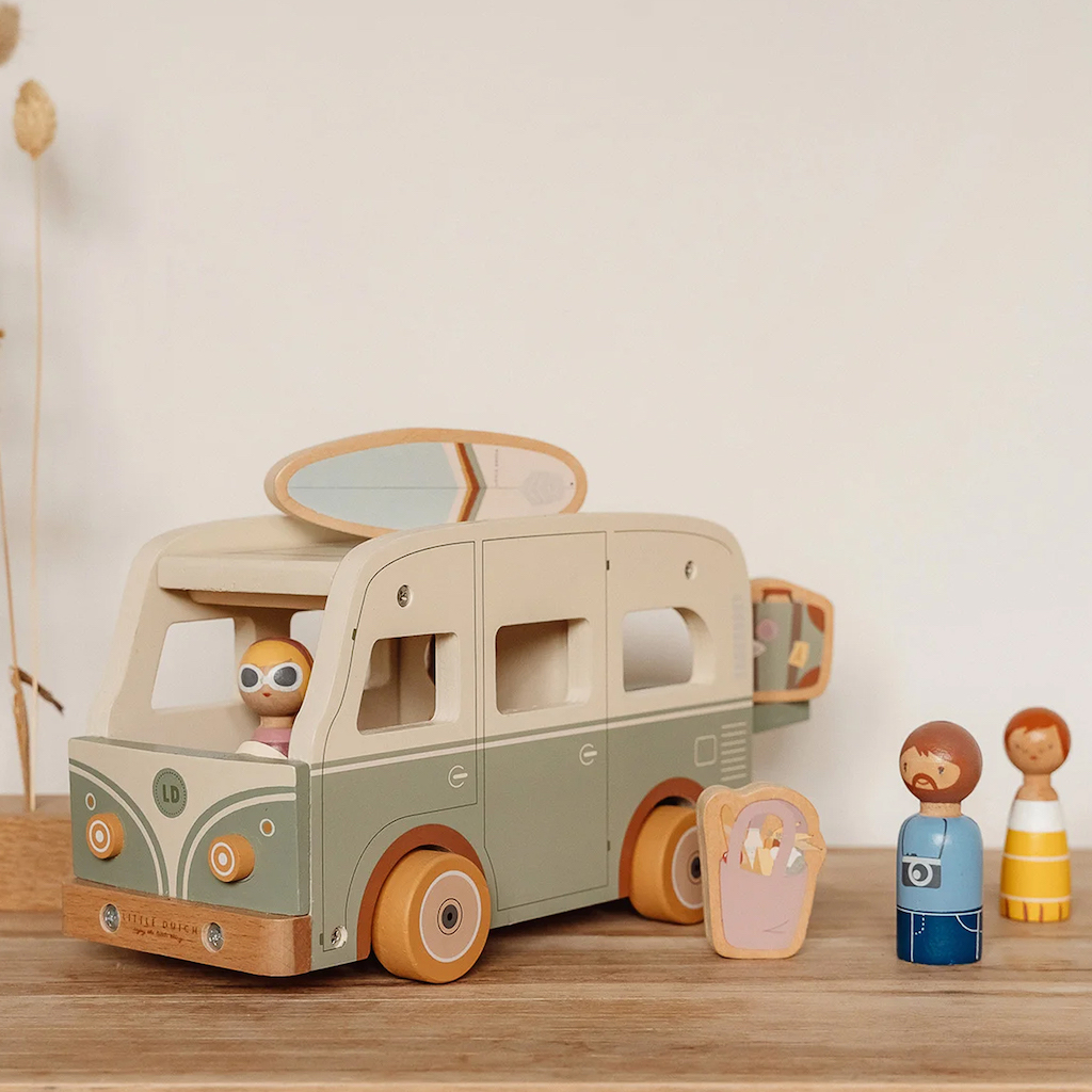 camping car en bois enfant