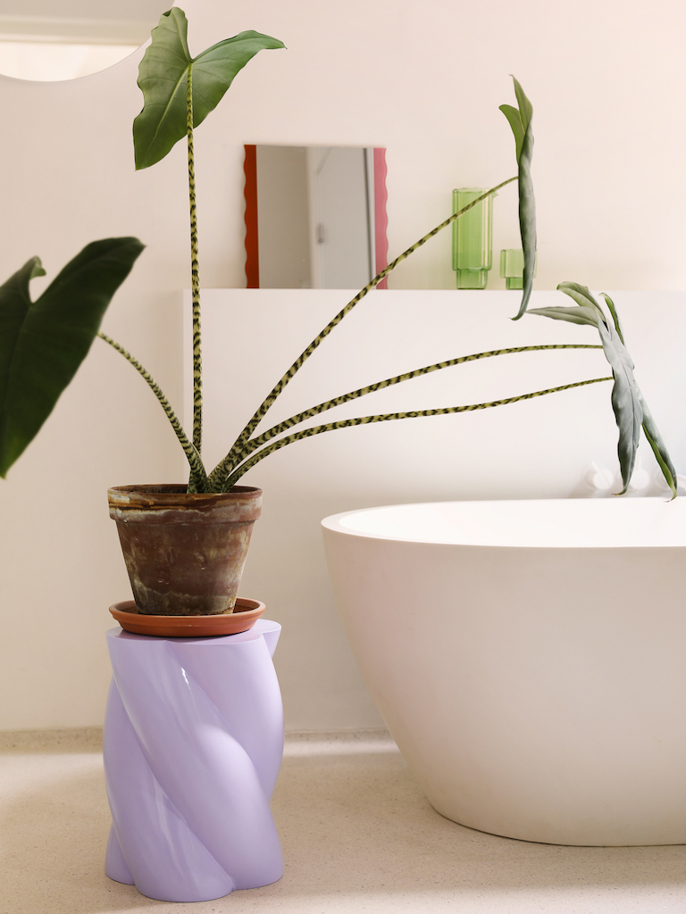 tabouret sculpture dans une salle de bain