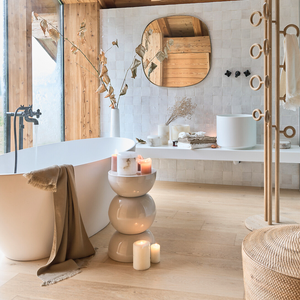 tabouret sculpture dans une salle de bain