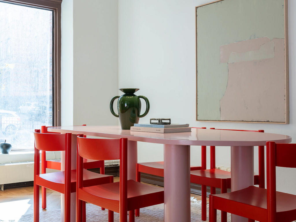 chaises rouge autour d'une table