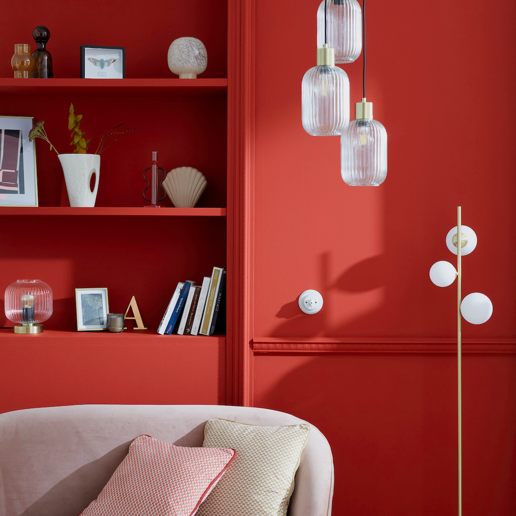 salon avec mur rouge