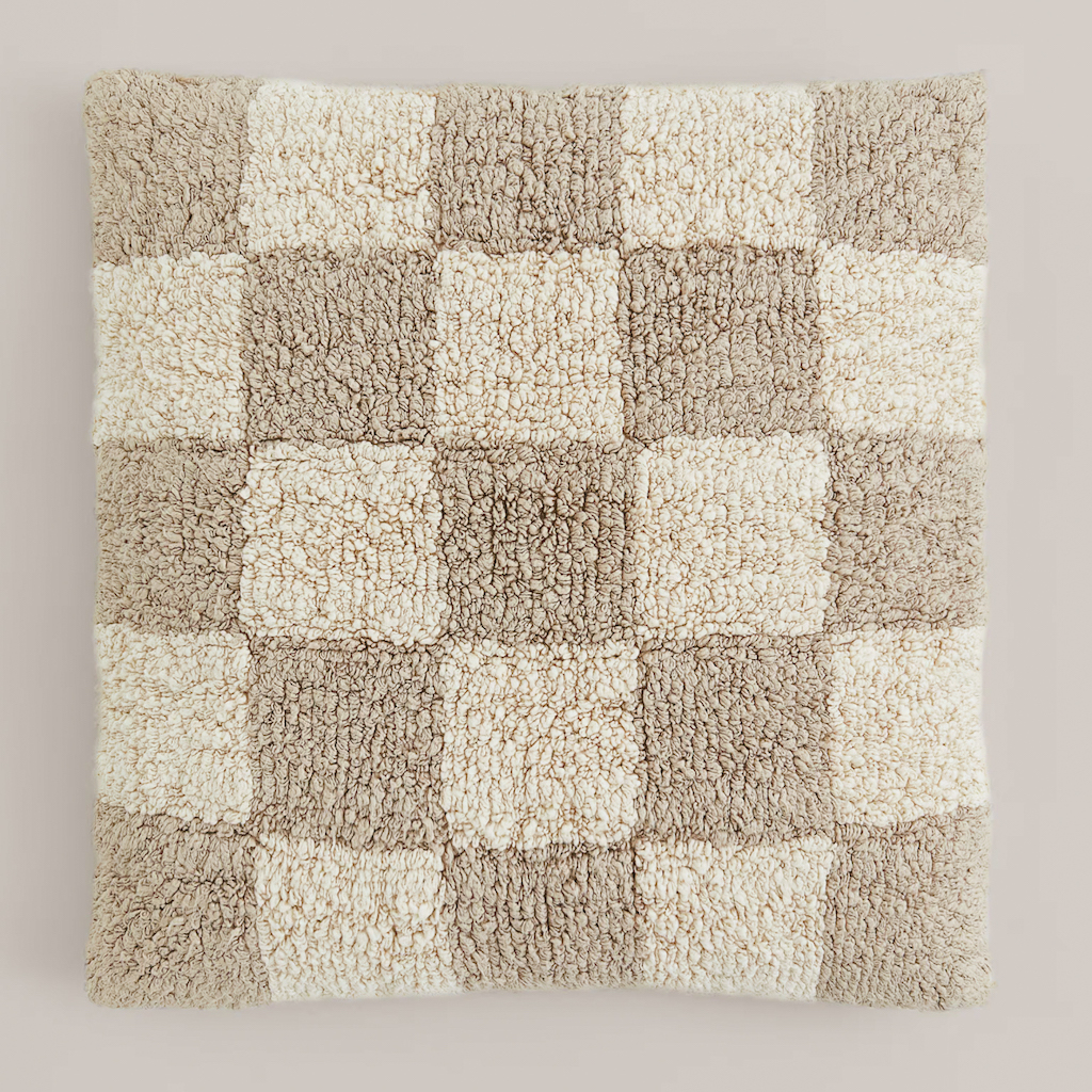 coussin damier beige et blanc