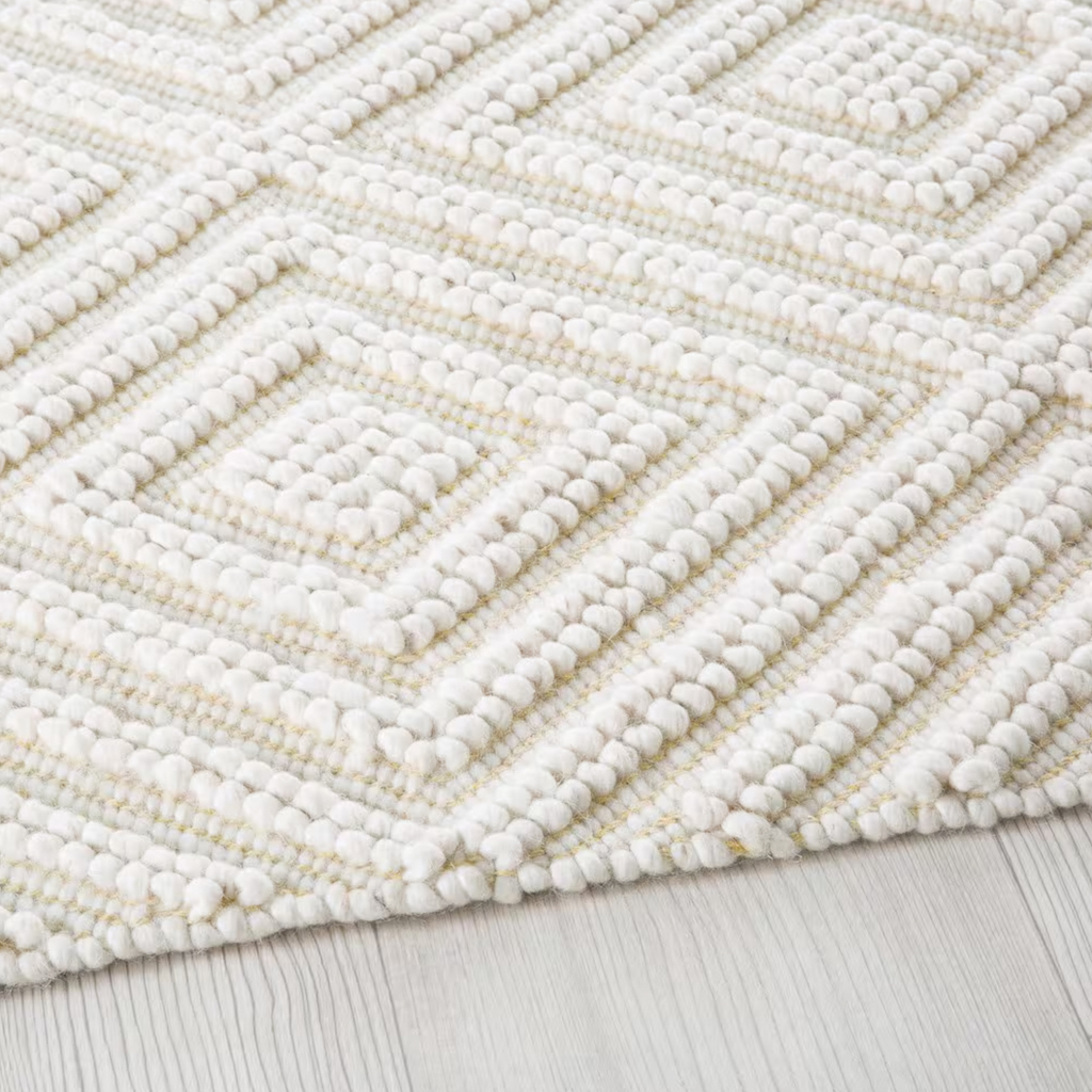 tapis beige et blanc